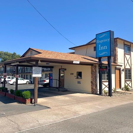 Regency Inn Lakeport エクステリア 写真