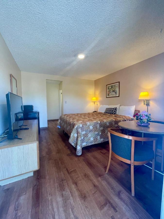 Regency Inn Lakeport エクステリア 写真