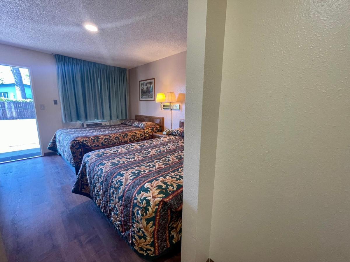Regency Inn Lakeport エクステリア 写真