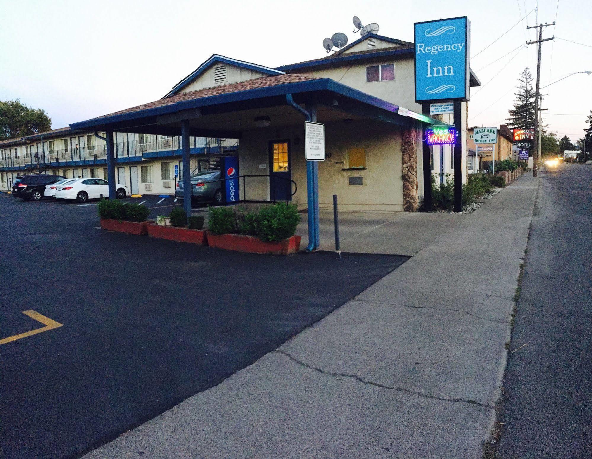 Regency Inn Lakeport エクステリア 写真