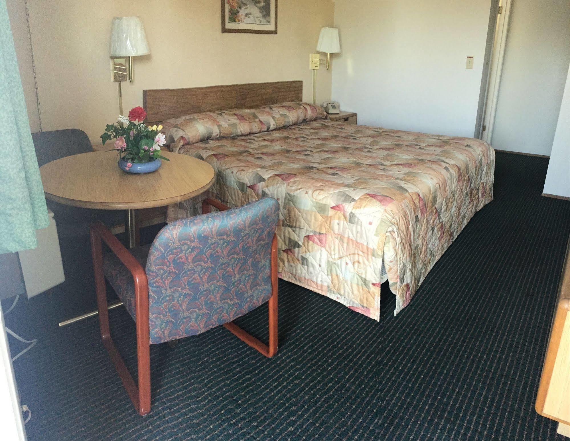 Regency Inn Lakeport エクステリア 写真
