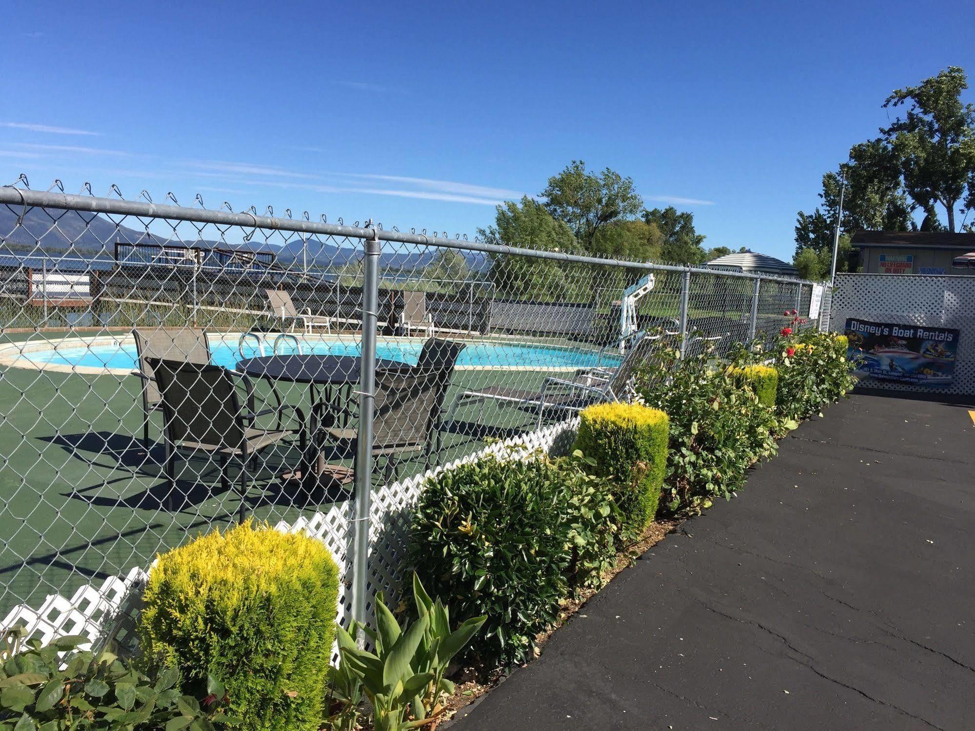 Regency Inn Lakeport エクステリア 写真