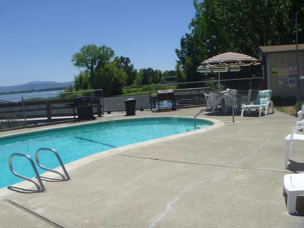 Regency Inn Lakeport エクステリア 写真